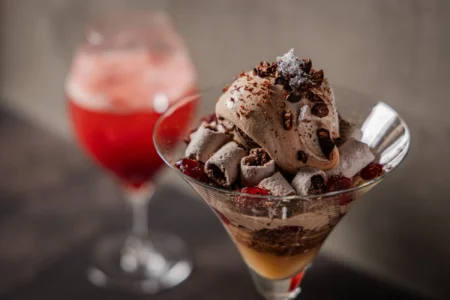 完全会員制パフェバー「Remake easy」より、バレンタインシーズンを彩る「クランベリーと凍頂烏龍薫るビーントゥバーチョコレートパフェ」が2月限定で登場