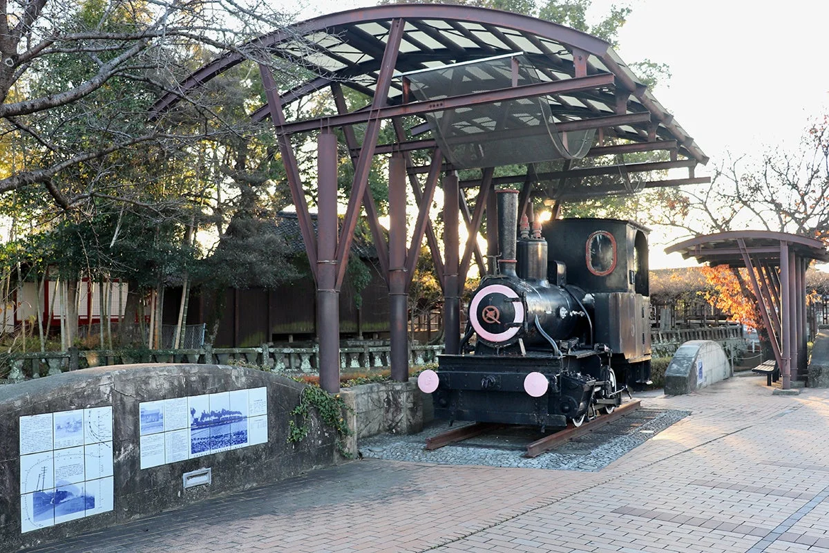 蒸気機関車と解説パネル