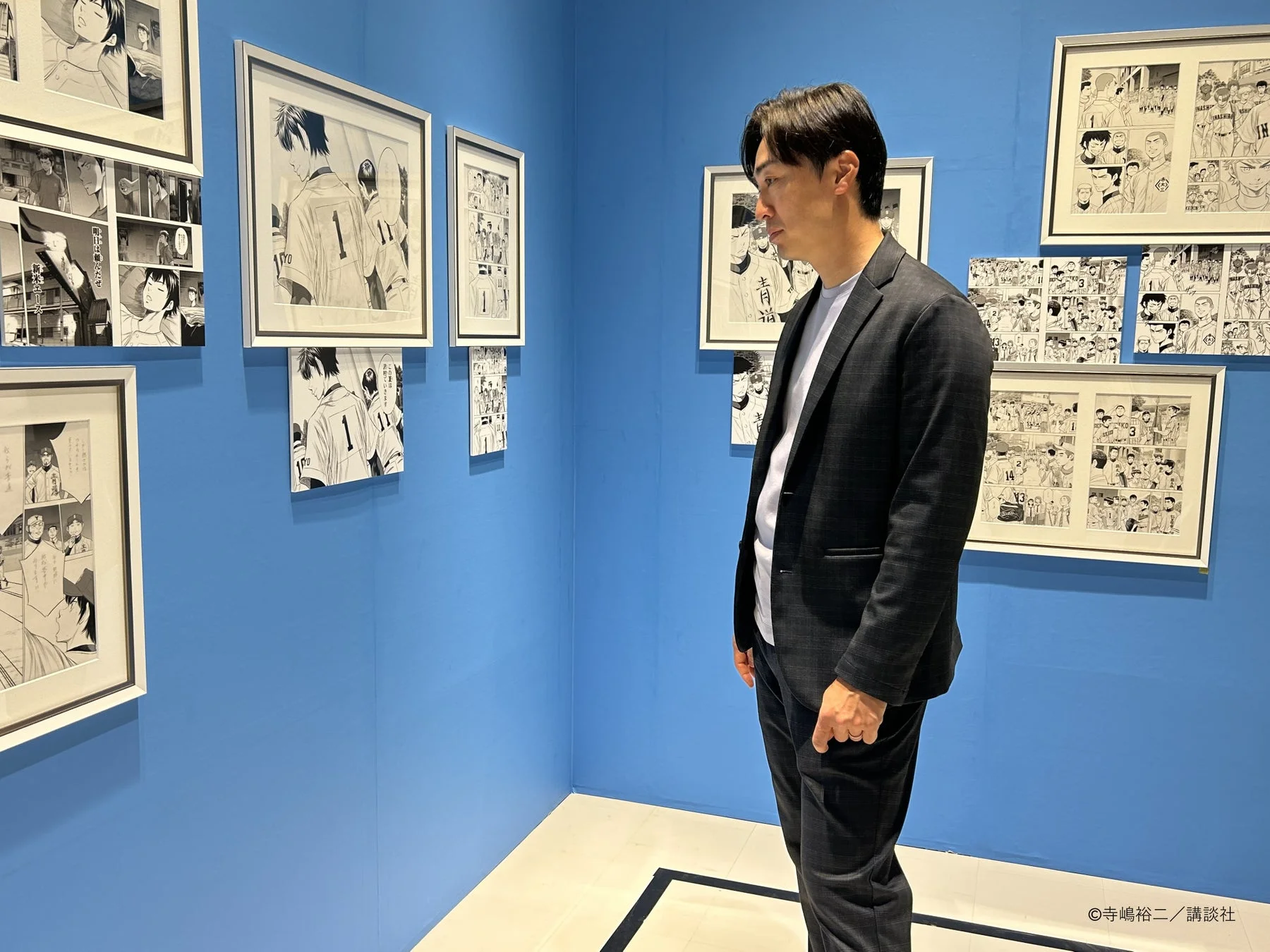 原画を鑑賞する和田毅氏