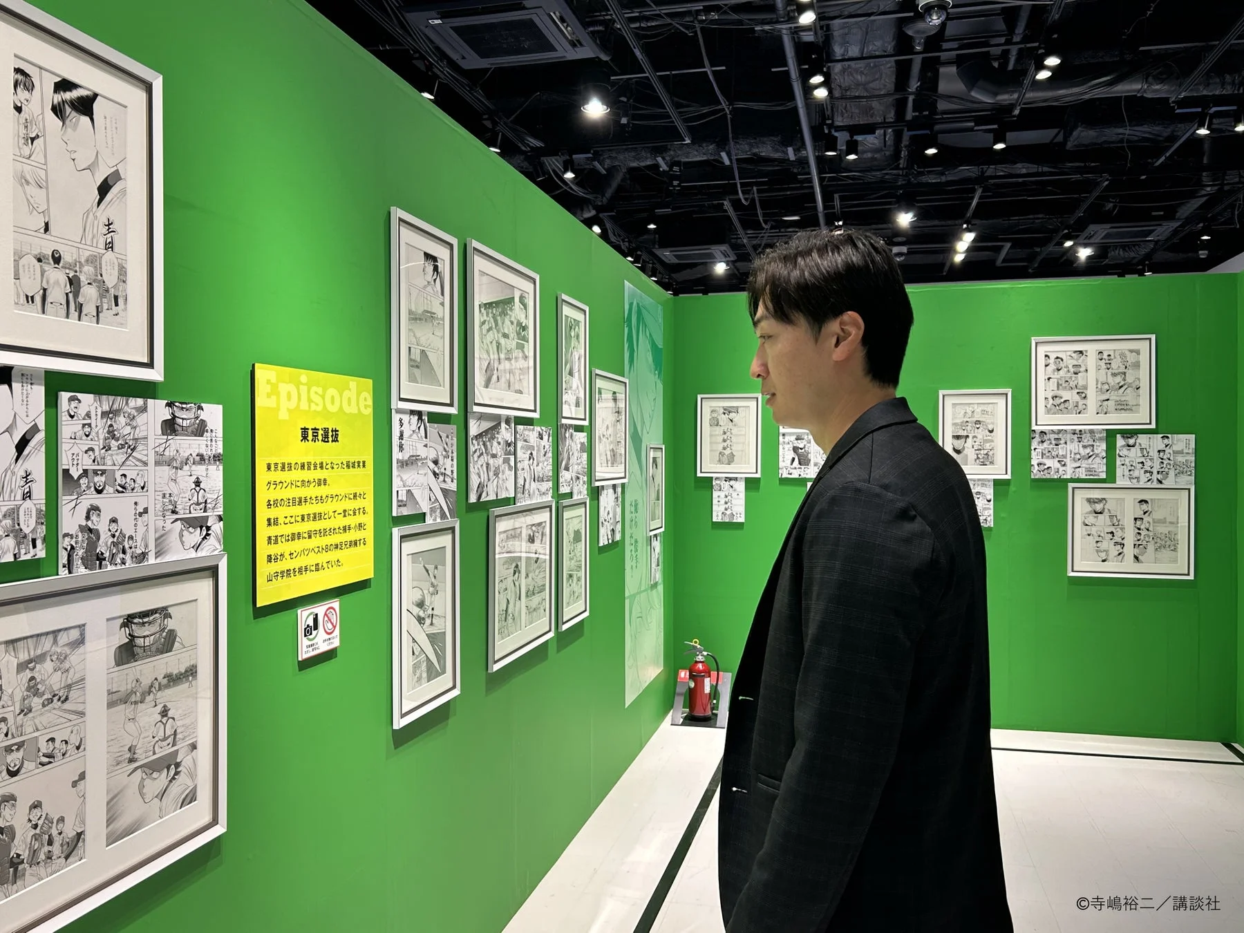 原画を鑑賞する和田毅氏（別アングル）