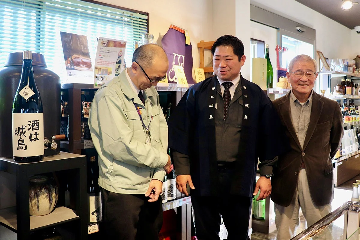酒屋での交流風景