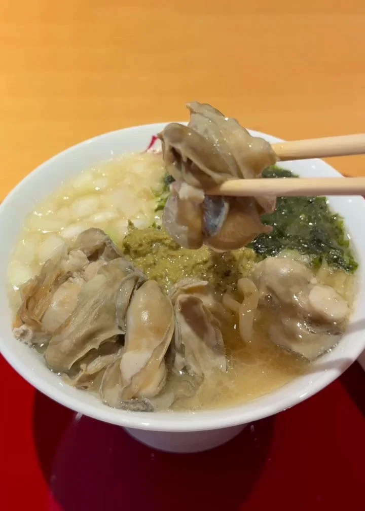 大量の牡蠣が盛り付けられた牡蠣ラーメン