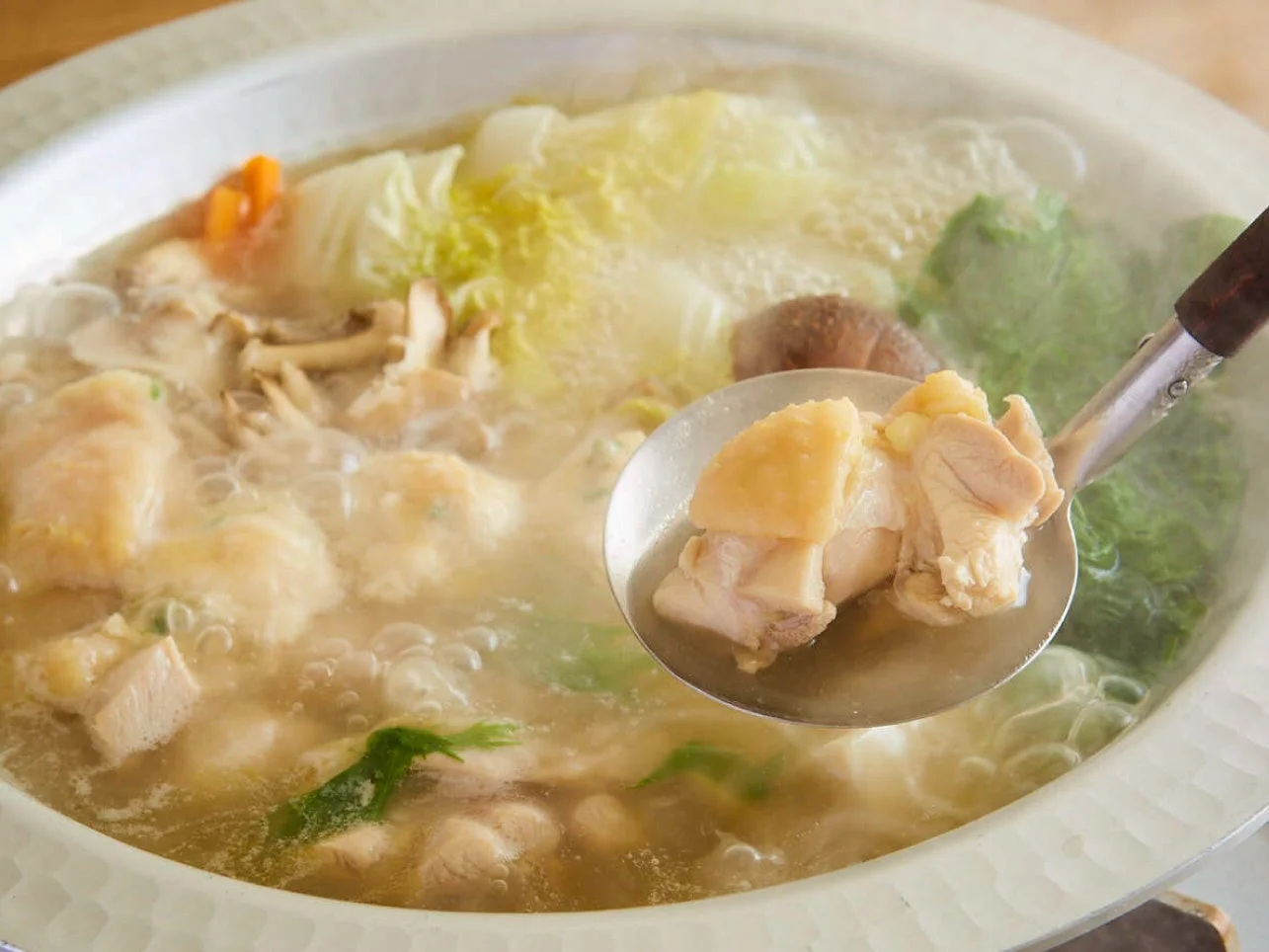 湯気が立つ水炊きのクローズアップ