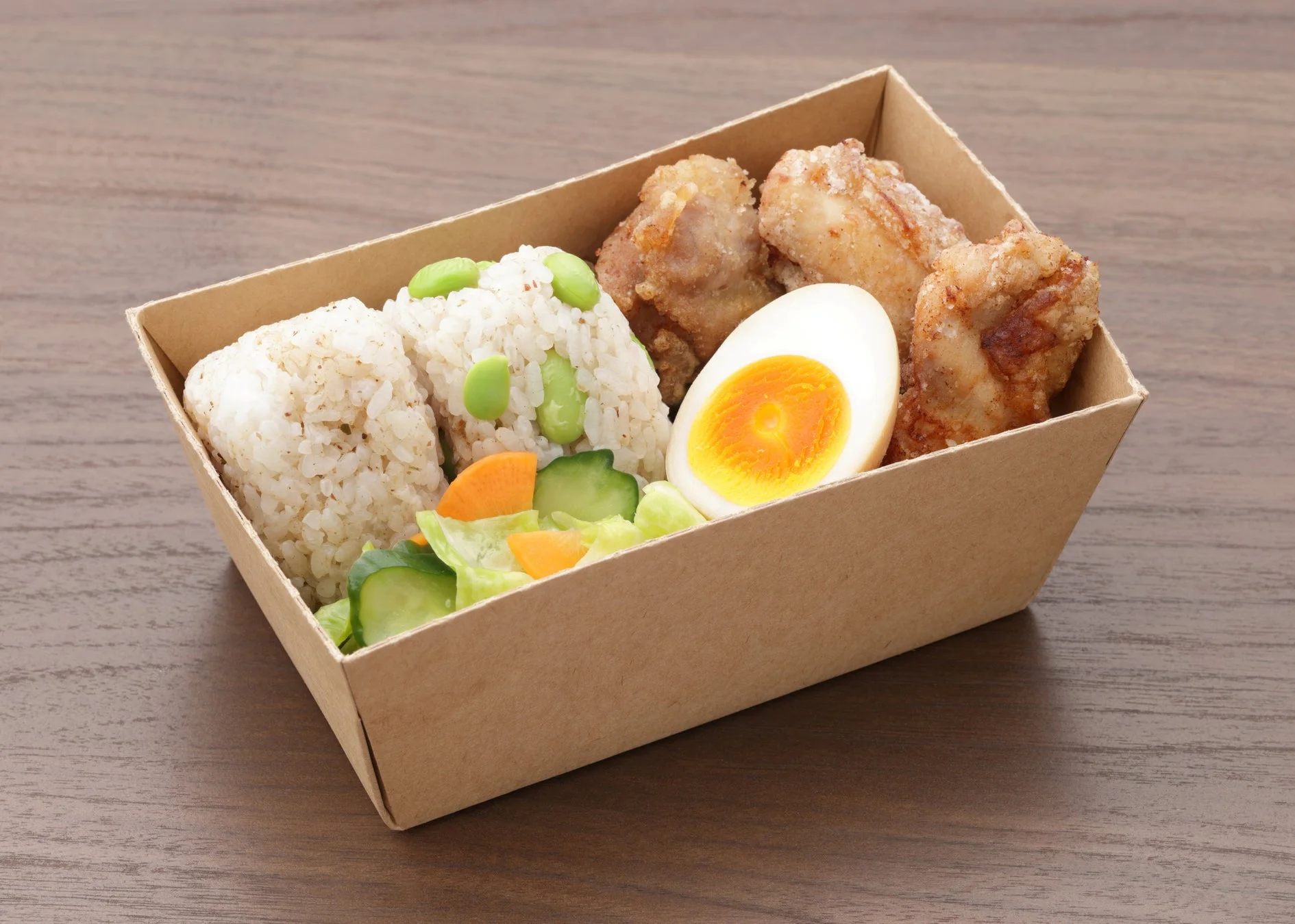 弁当、唐揚げ、おにぎり、枝豆