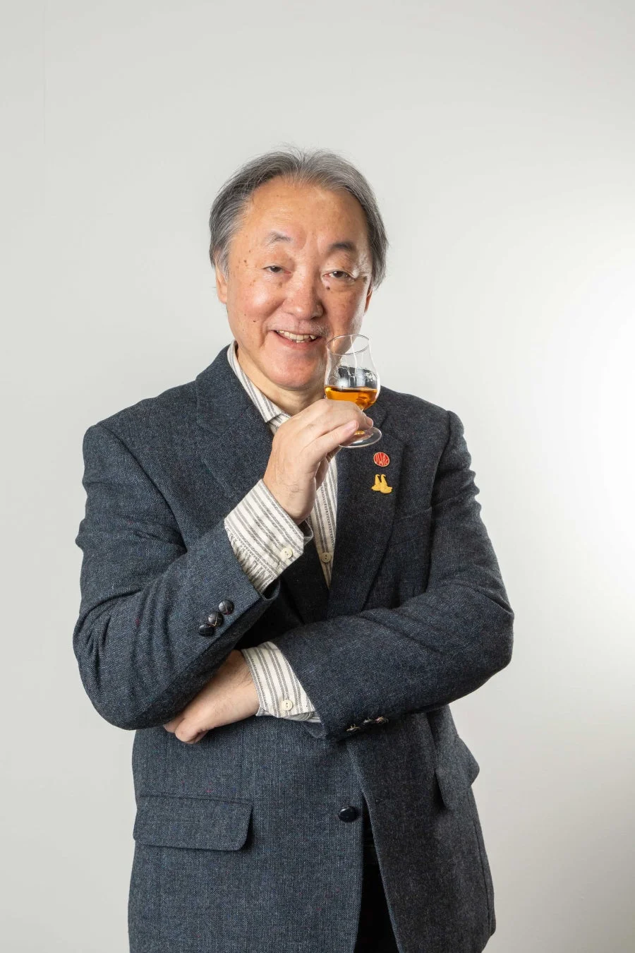 ウイスキーグラスを手に笑顔の土屋守氏