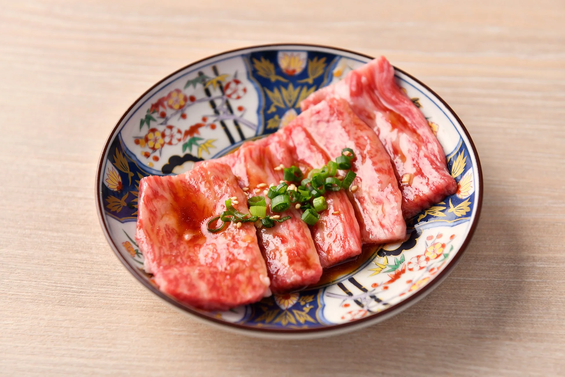 美しい霜降りの入った新鮮な牛肉の薄切り