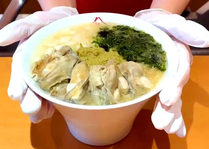 牡蠣がたっぷりと盛られたラーメン