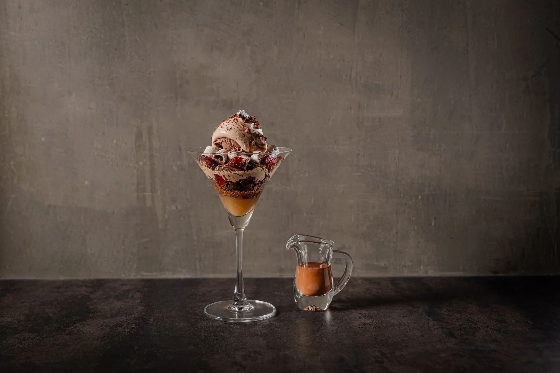 クランベリーと凍頂烏龍薫るビーントゥバーチョコレートパフェ