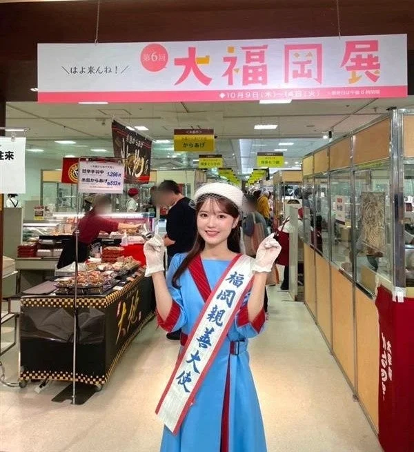 「第6回大福岡展」でからあげをPRする福岡親善大使