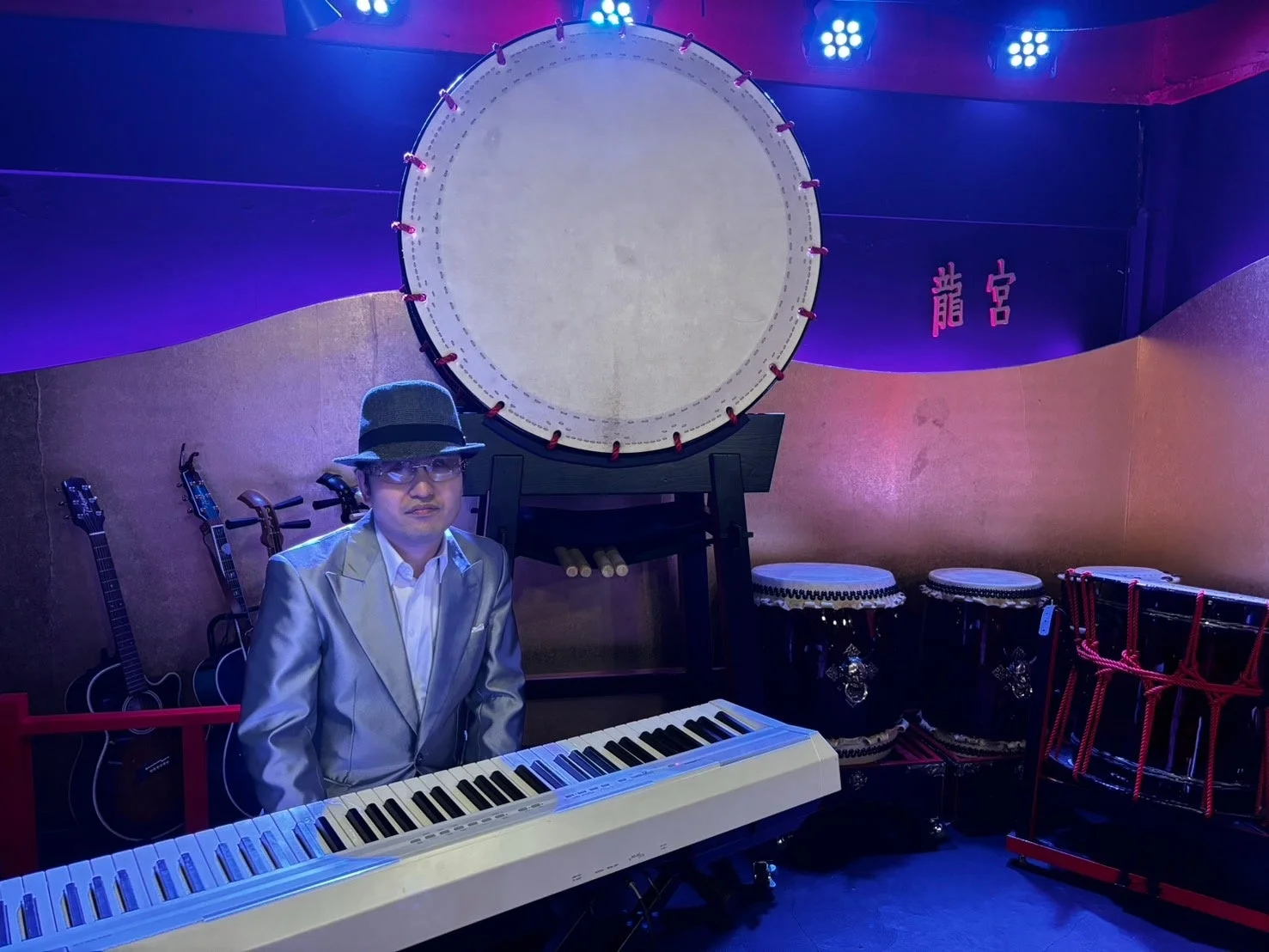 キーボードと和太鼓が並ぶステージ