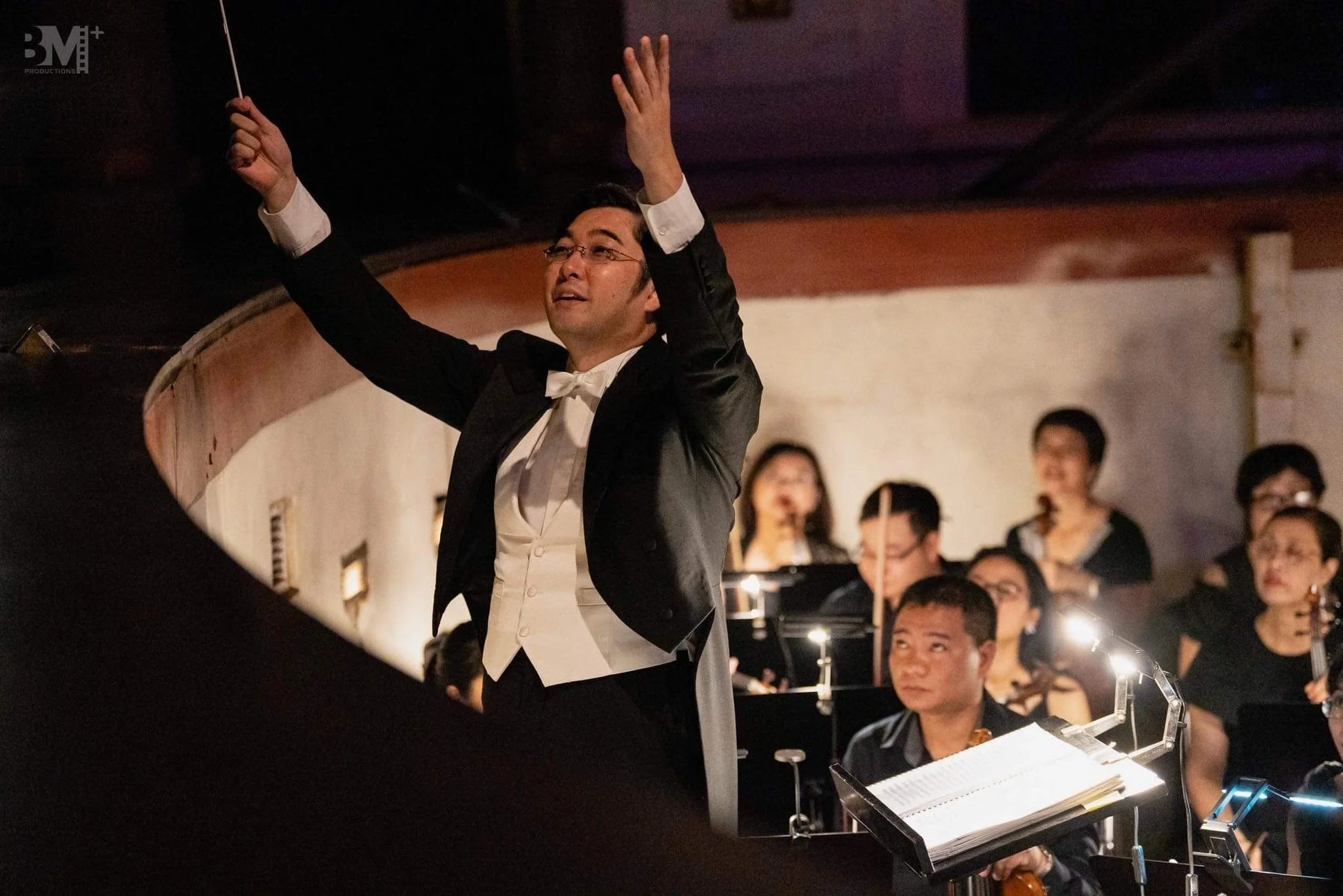 指揮者が指揮棒を振る様子