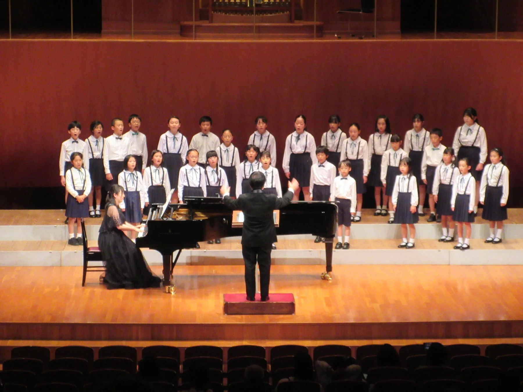 ステージで合唱する子供たち