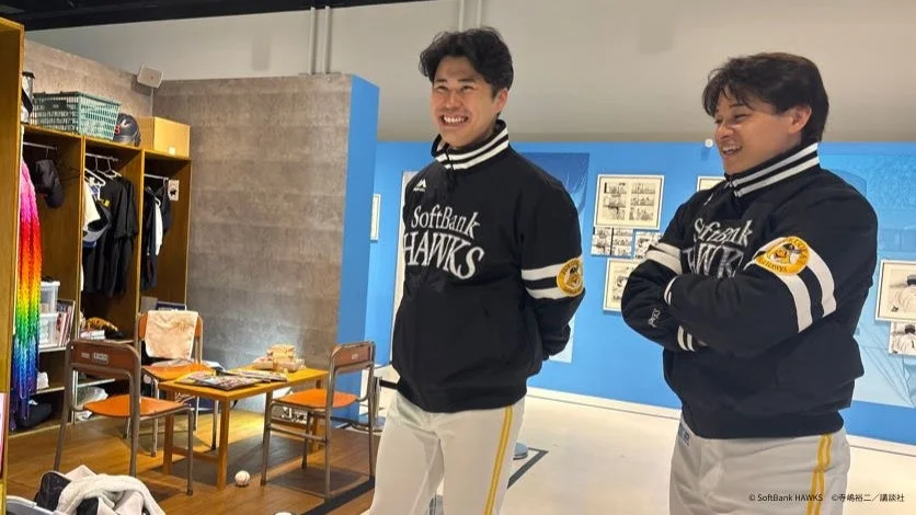 談笑しながら鑑賞する両選手