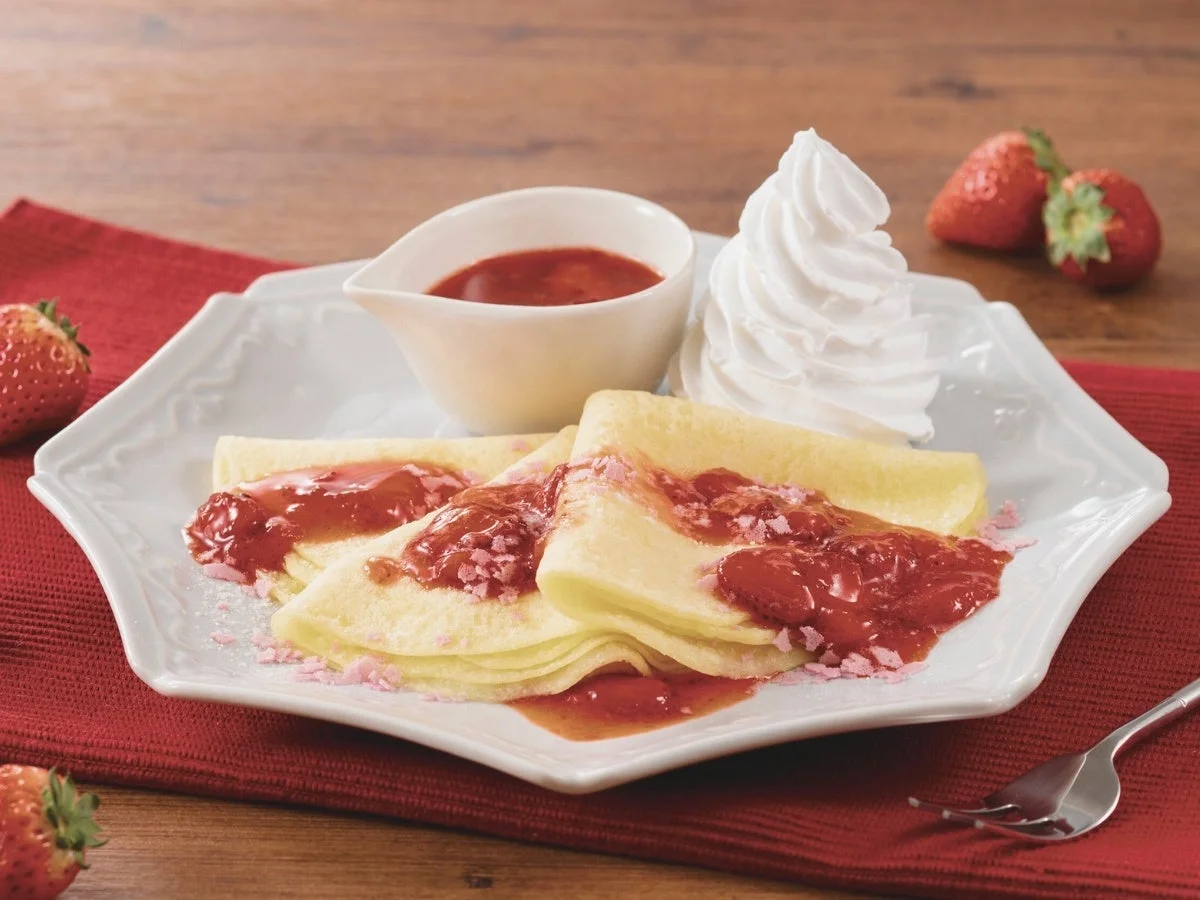 クレープと苺ソースのデザート