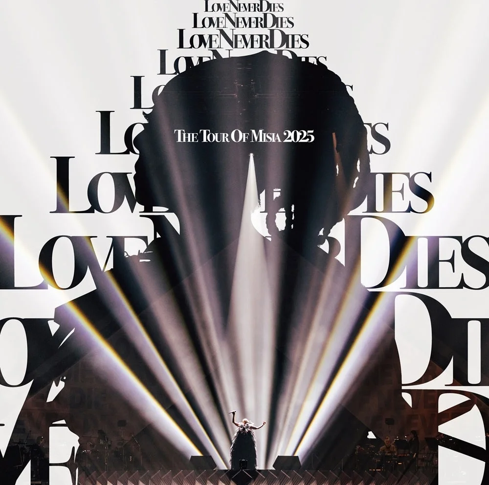 ミーシャの2025年ツアー「LOVE NEVER DIES」の告知ビジュアルです。ステージ上で歌うミーシャのシルエットと、光芒が印象的なデザインが特徴です。
