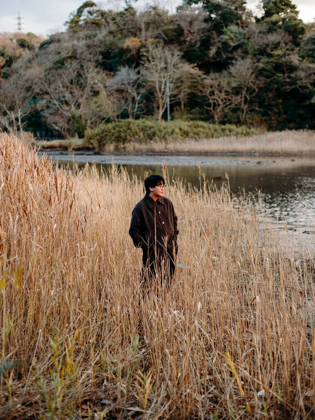 枯れた葦原に立つ男性のポートレート