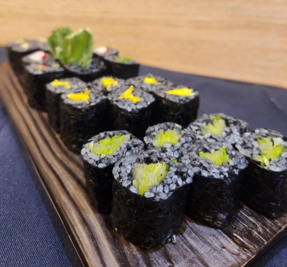 竹炭黒シャリの巻き寿司（アップ）