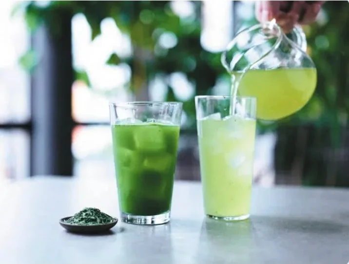 抹茶ドリンクを注ぐ様子