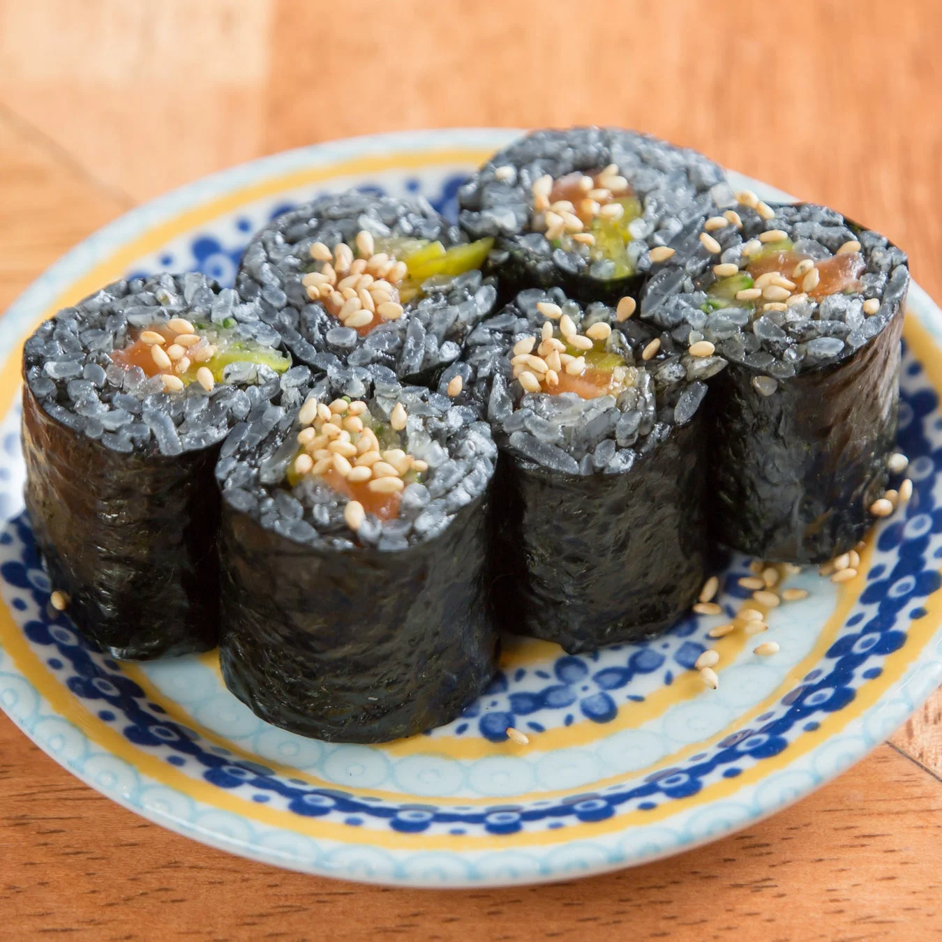 竹炭黒シャリの巻き寿司（全体）