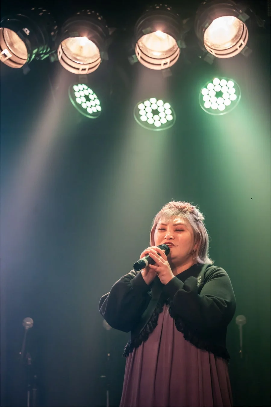 ステージで歌唱する女性