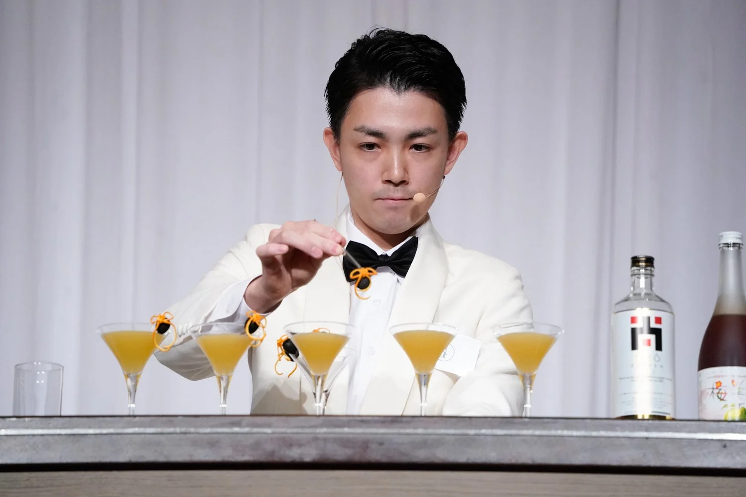 バーテンダーによるカクテル制作