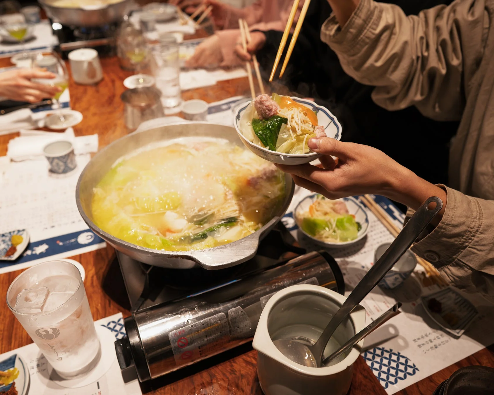 鍋を囲む食事風景