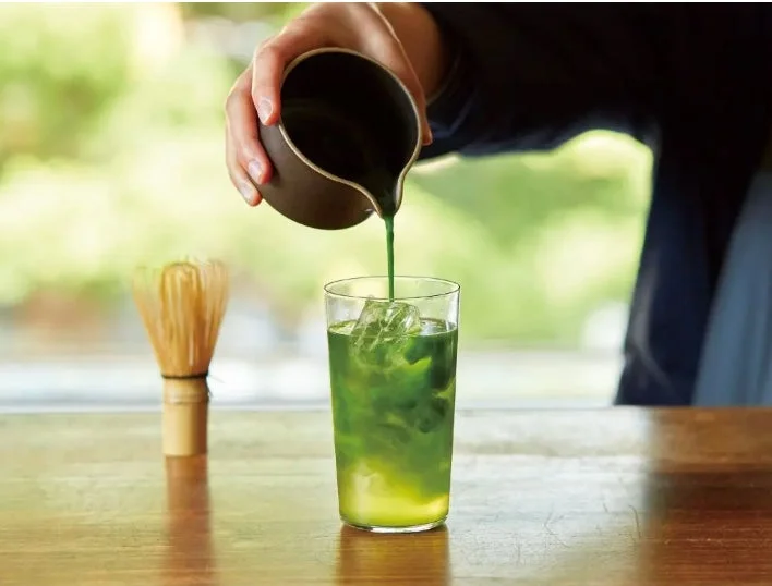 抹茶を注ぐ様子