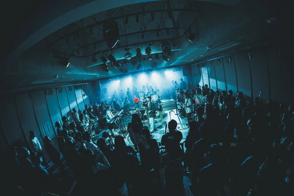 ライブ会場、観客、青い照明