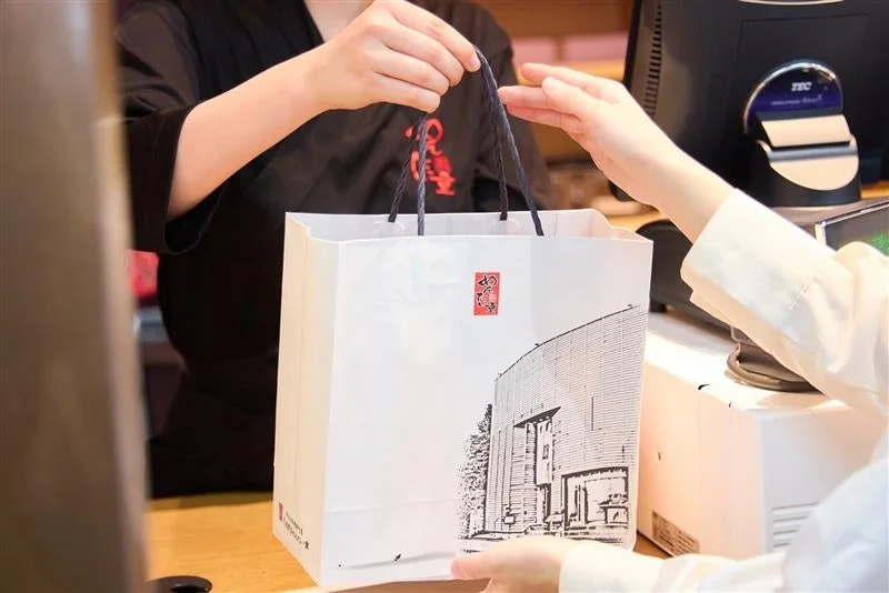 店舗での接客風景