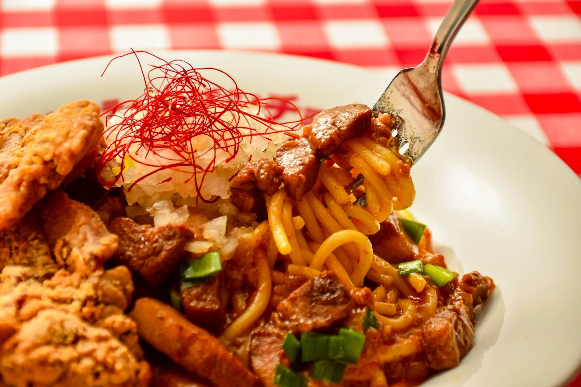 肉！麺！酒！これが本気のさちよ盛り 牛豚鶏三種の台湾風肉山スパ