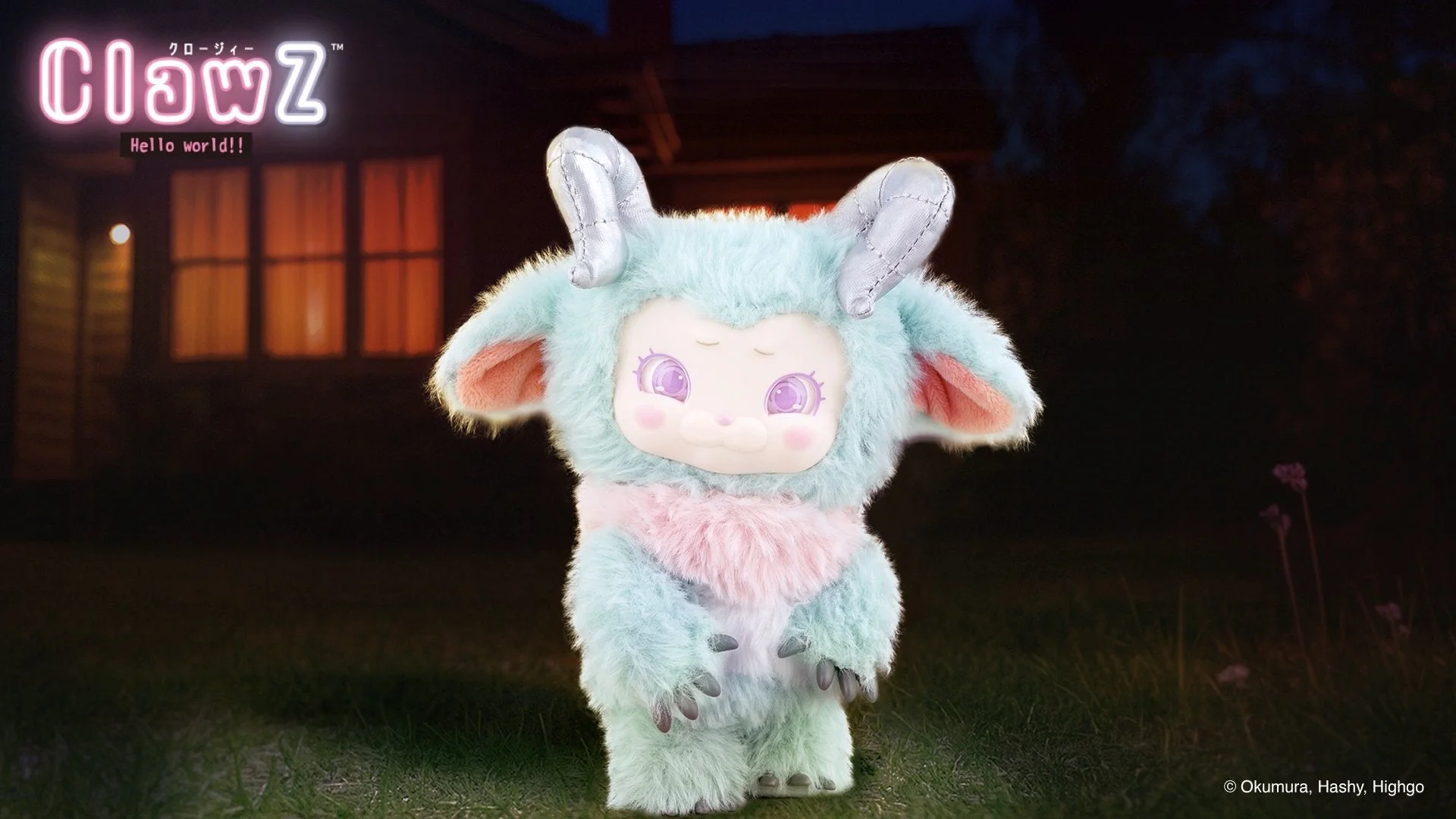 夜の庭のような場所で、水色とピンクの毛並みが特徴的な、角と大きな耳を持つ可愛らしいキャラクター「CLAWZ」のぬいぐるみ