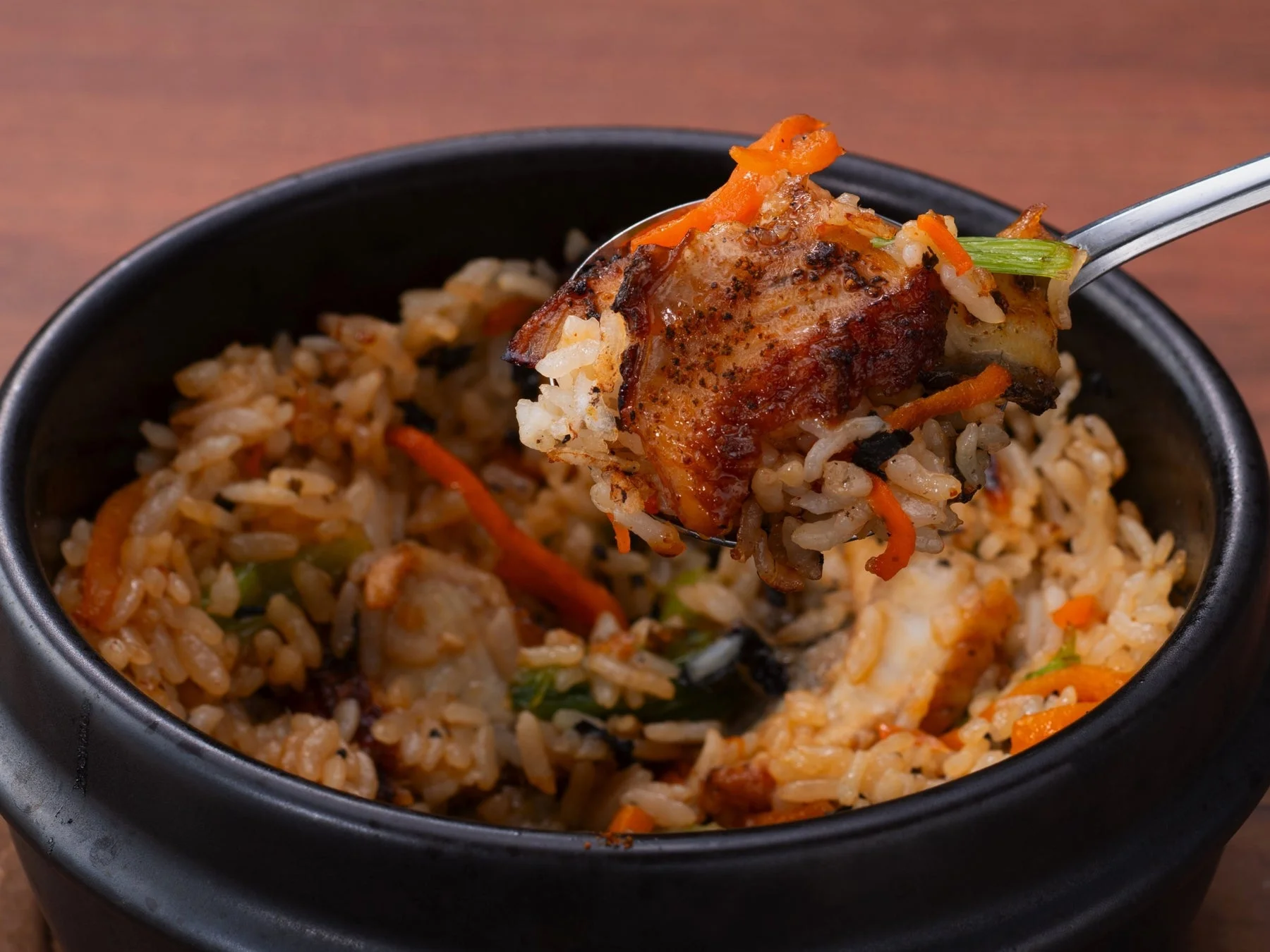 うなぎの石焼ビビンバ（混ぜている様子）