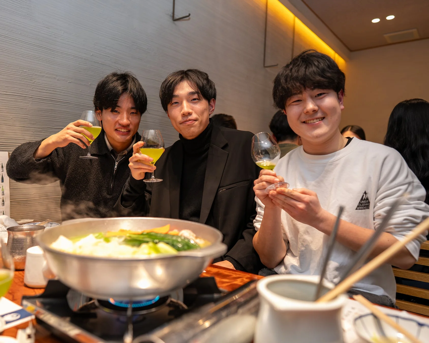 鍋を囲む若者グループ