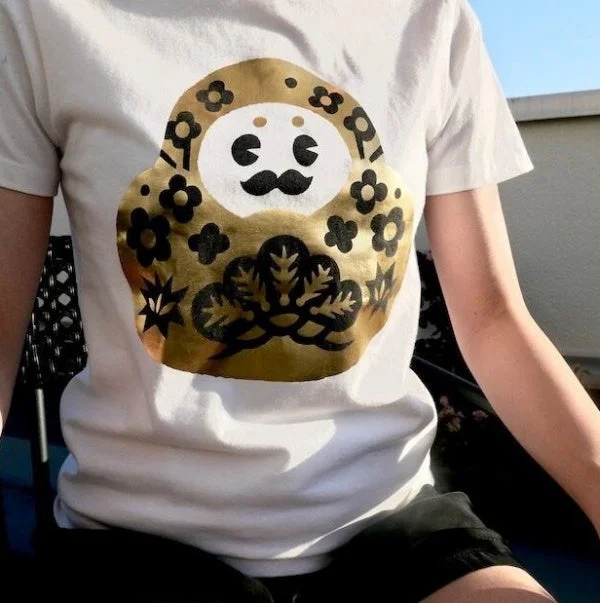 八百萬本舗の商品例：だるまデザインTシャツ