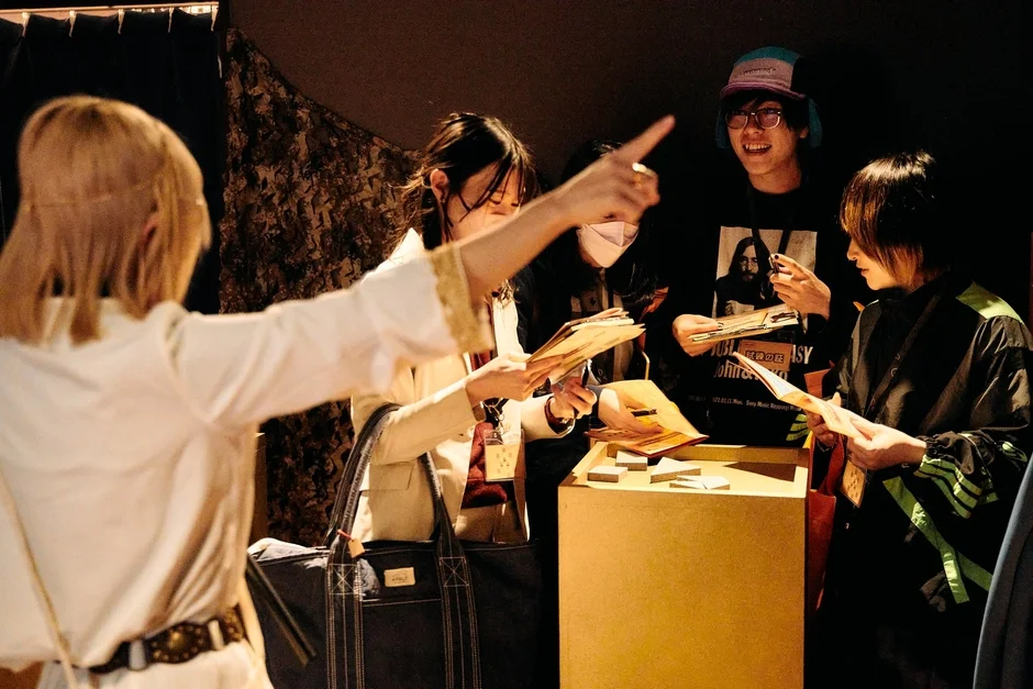 イベント中の参加者、カウンターでの交流