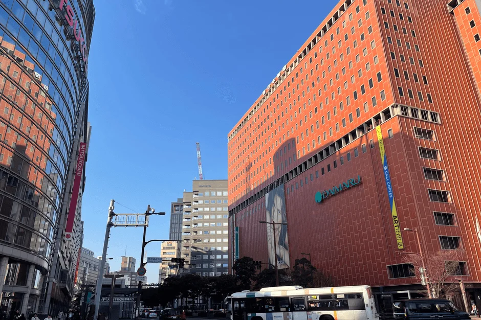 デパートが並ぶ都市の街並み