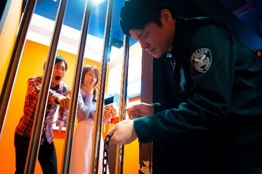 脱出ゲームのイメージ、警察官と牢屋