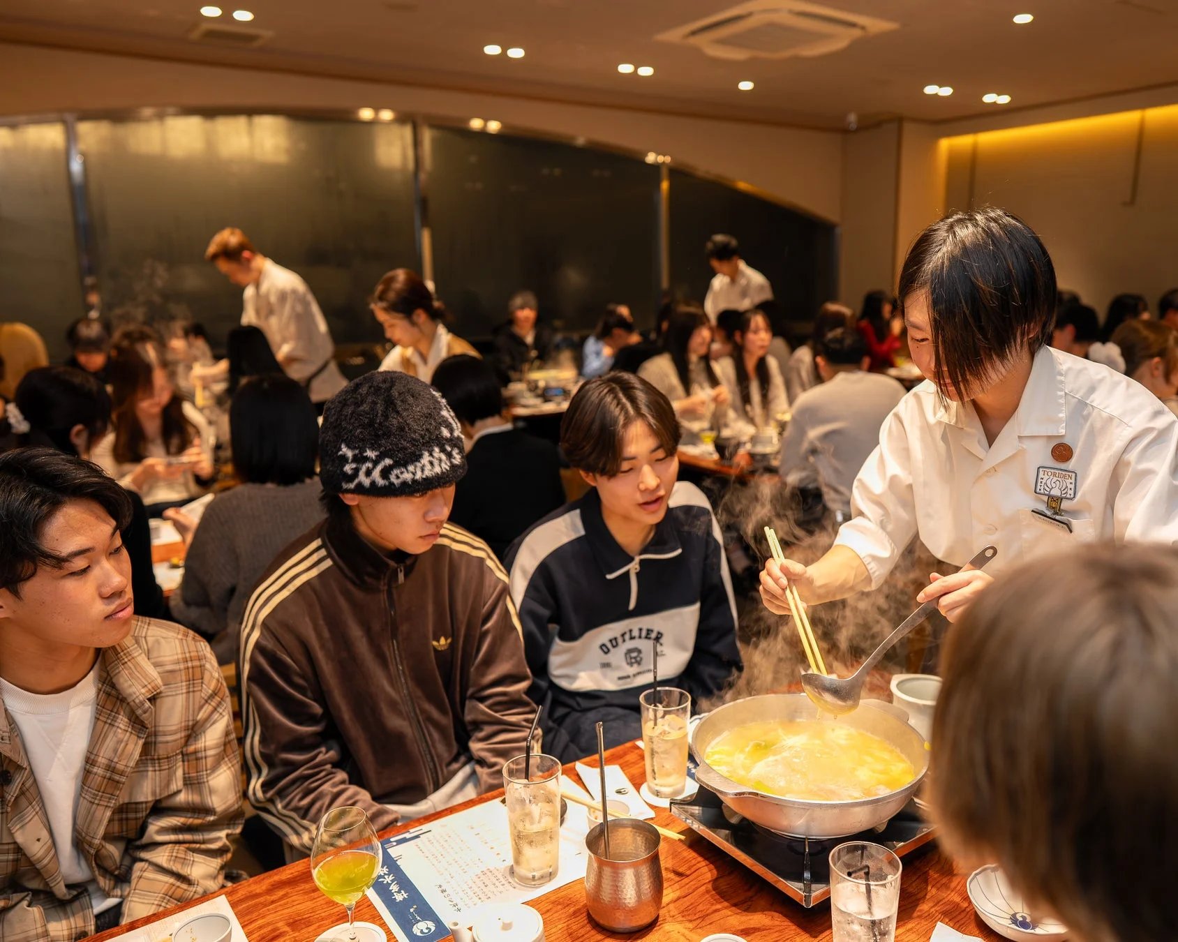 店員が鍋を取り分ける様子