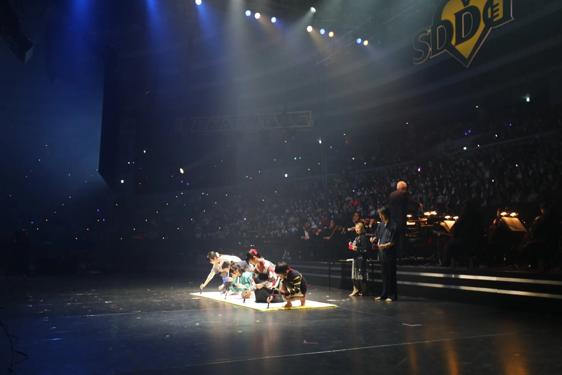 ステージでの書道パフォーマンス