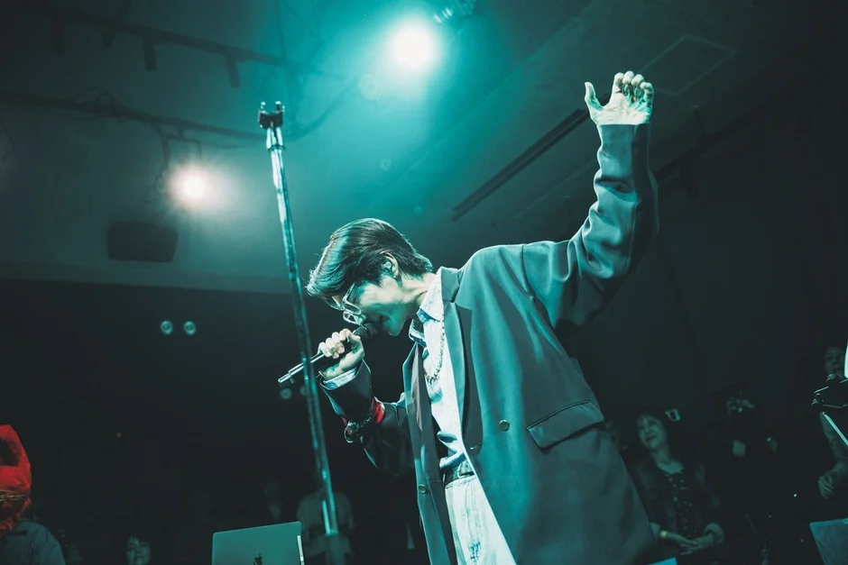 ボーカル、青い照明