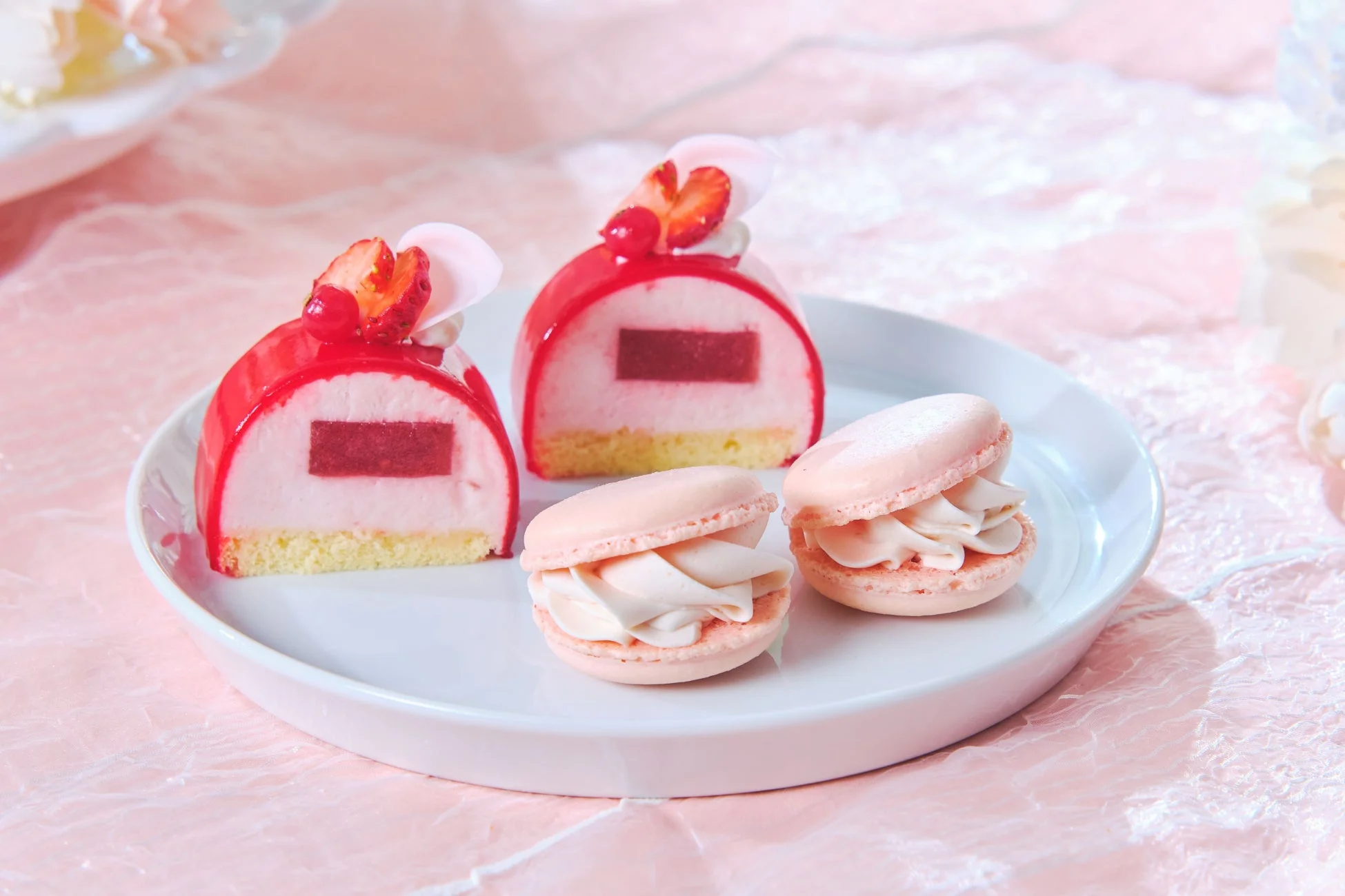 いちごとレアチーズのムース、マカロン