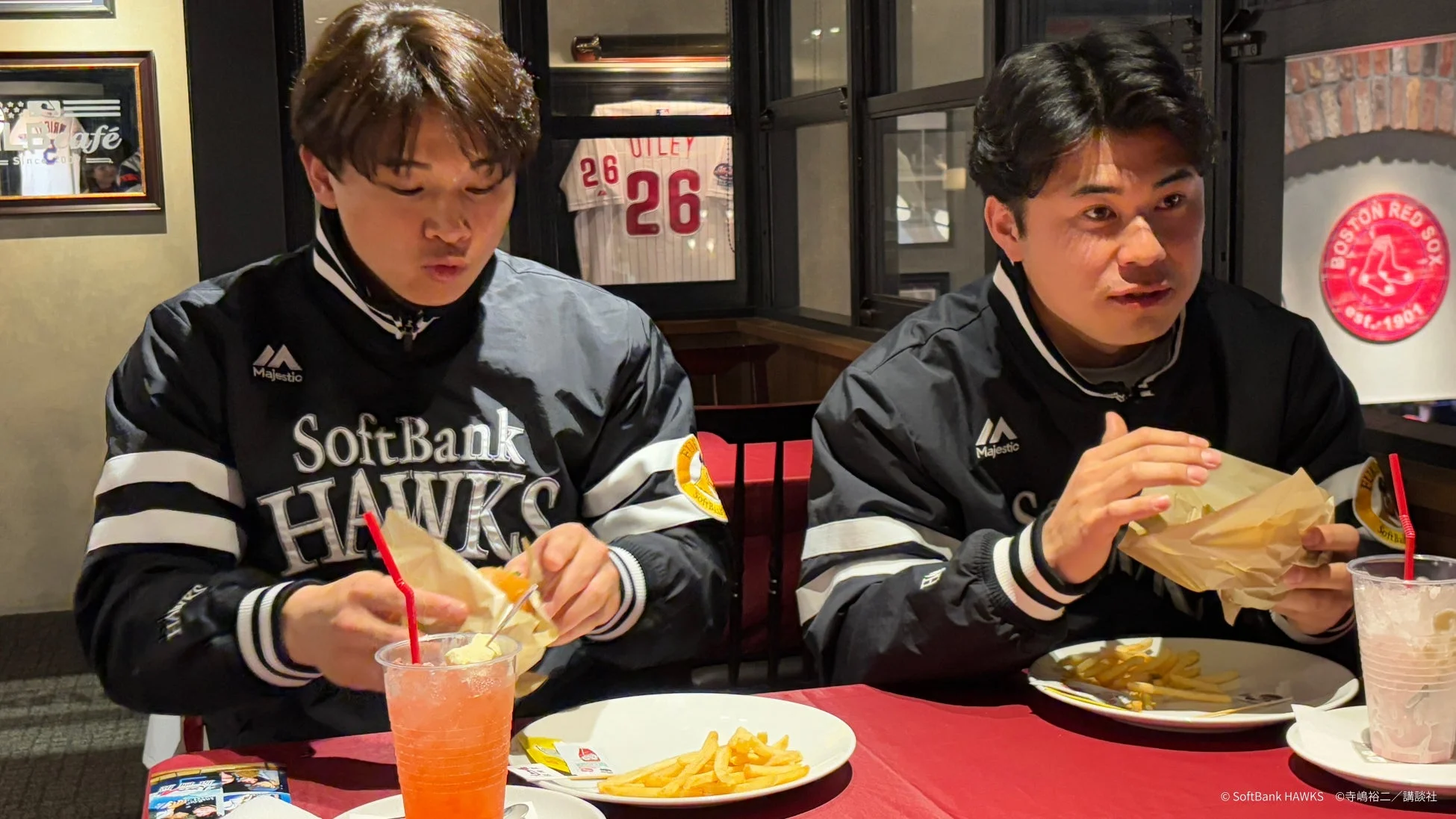 MLB café FUKUOKAでコラボグルメを楽しむ選手たち