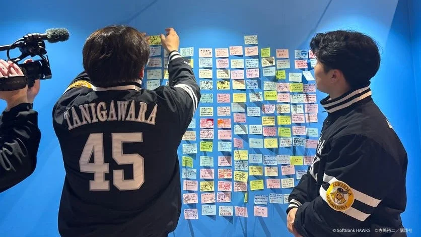 メッセージコーナーにメッセージを書き込む選手たち