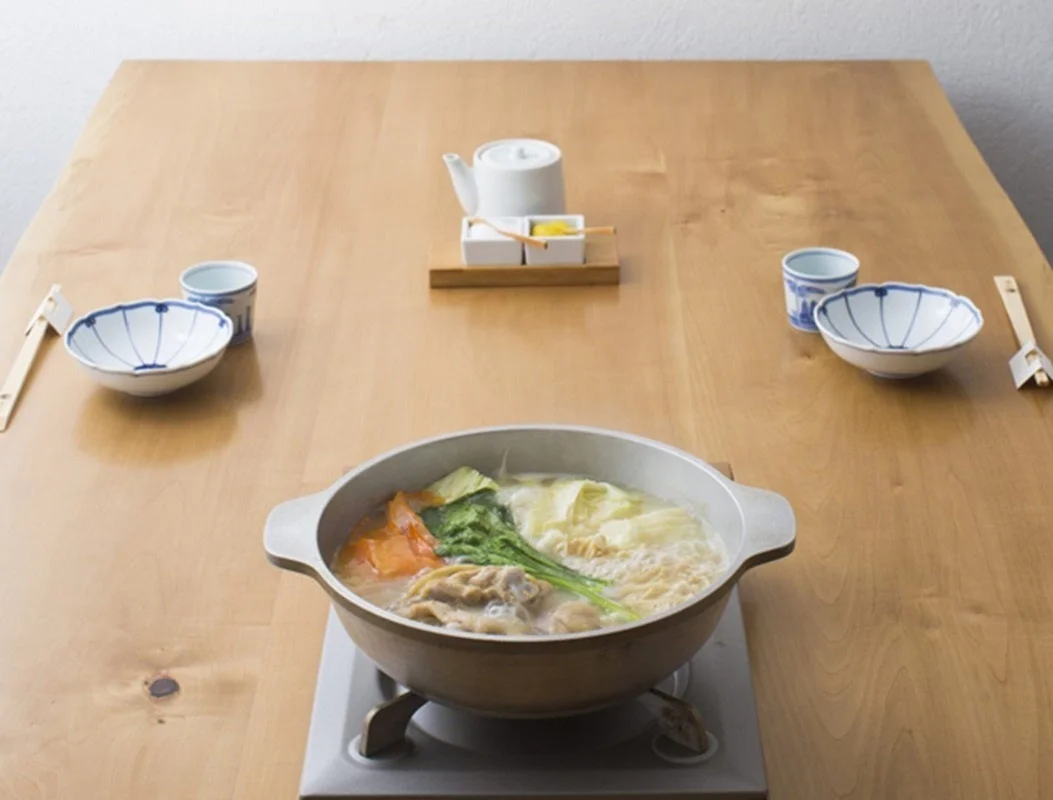鍋料理の食卓風景