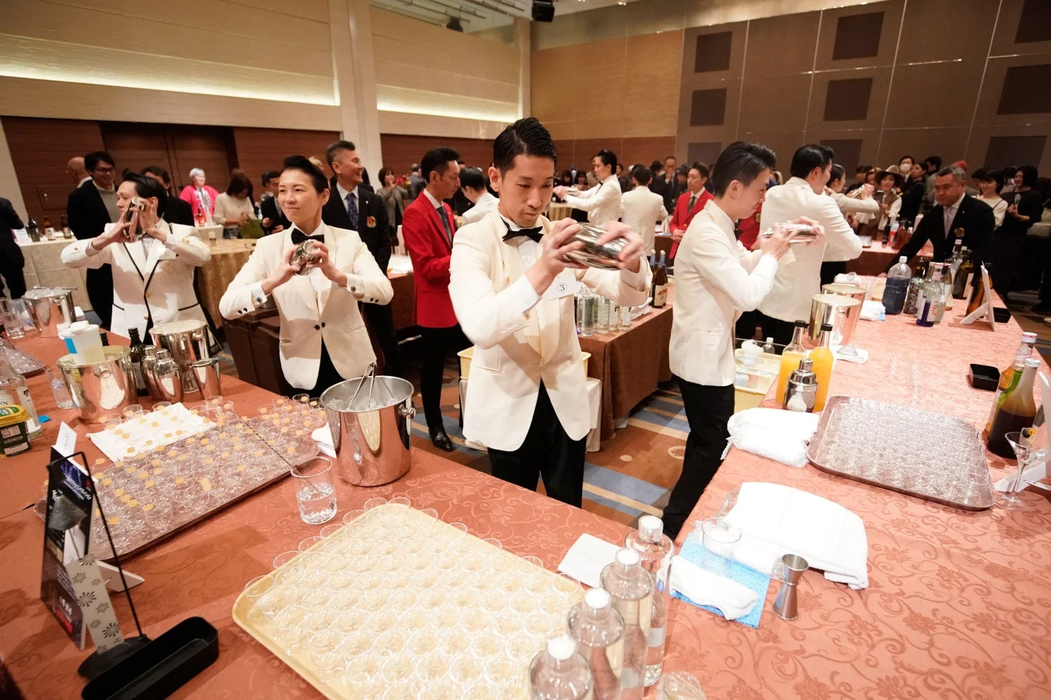 バーテンダーがシェイカーを振る様子