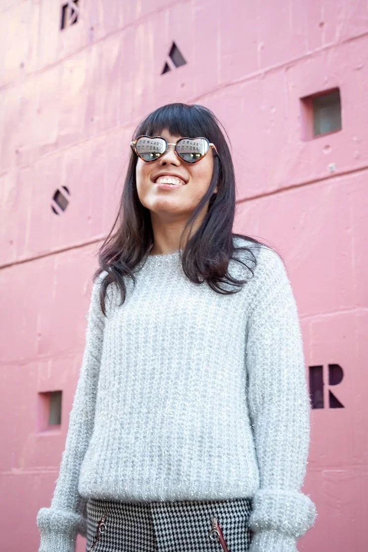 ハート型サングラスをかけた女性