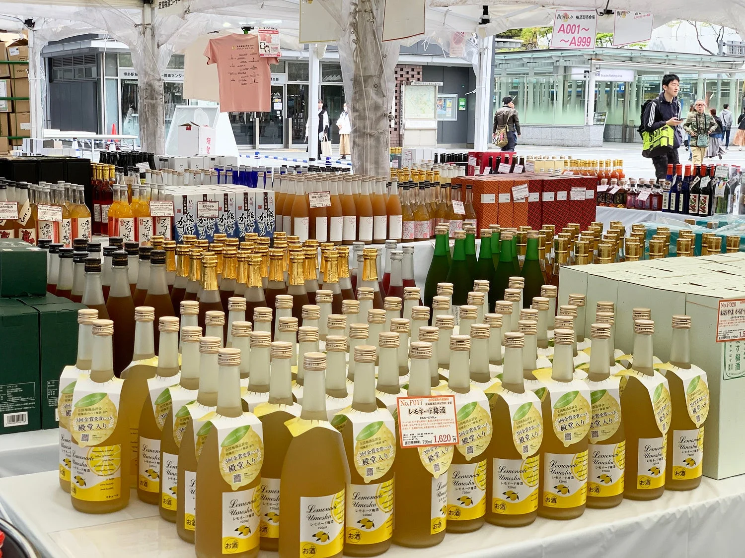 屋外のイベント会場で、多くの瓶詰め飲料が販売されている様子です。