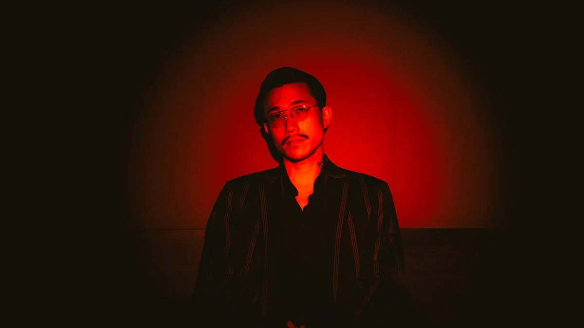 赤い照明に照らされた男性のポートレート