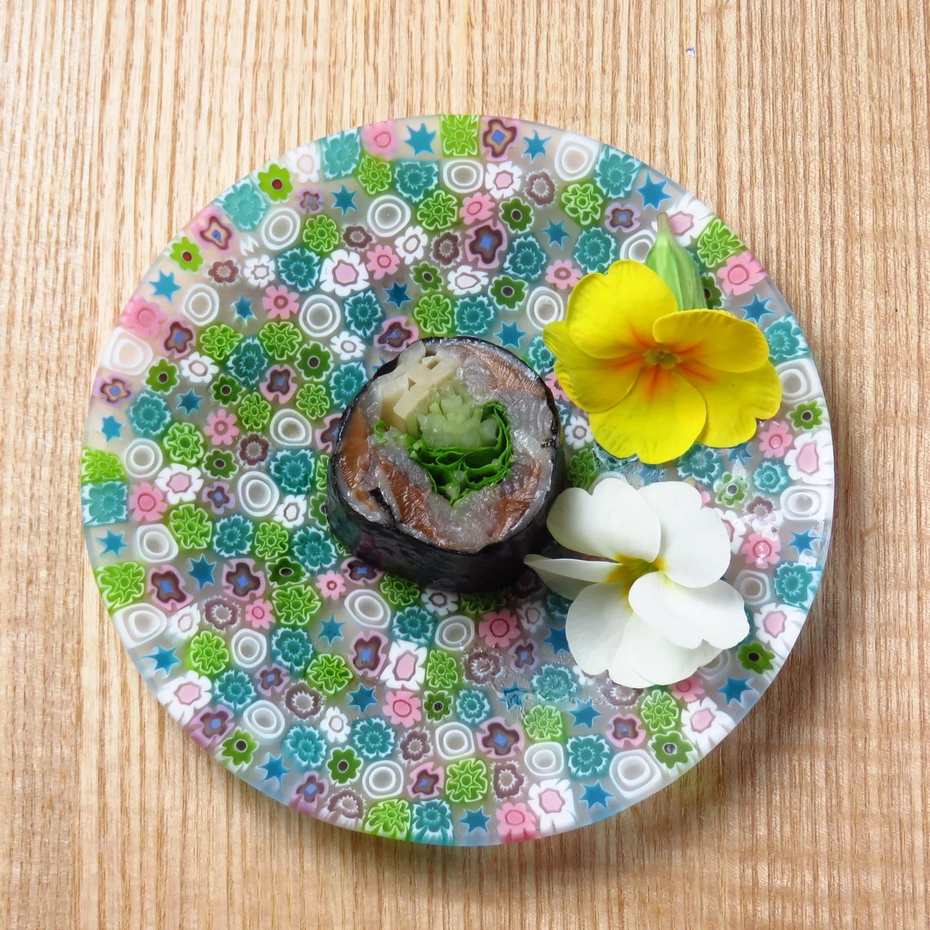 巻き寿司と花（ハーブロール）