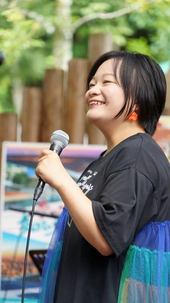 マイクを手に歌う女性